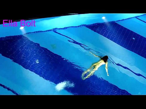 ❤️ Não consigo parar de ver, jovem loira apanhada a nadar nua na piscina da estância balnear ELLA BOLT Porno vídeo em porno pt.xxxner.ru ❌