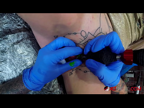 ❤️ Extremamente tatuada, a brasa Sully Savage fez uma tatuagem no seu clítoris Porno vídeo em porno pt.xxxner.ru ❌
